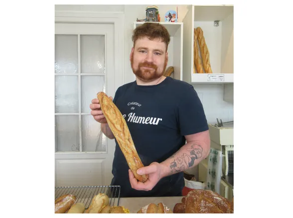 Jason Bouy, boulanger du Fournil de Preuilly, présentant le pain de guerre dont la recette a été retrouvée
